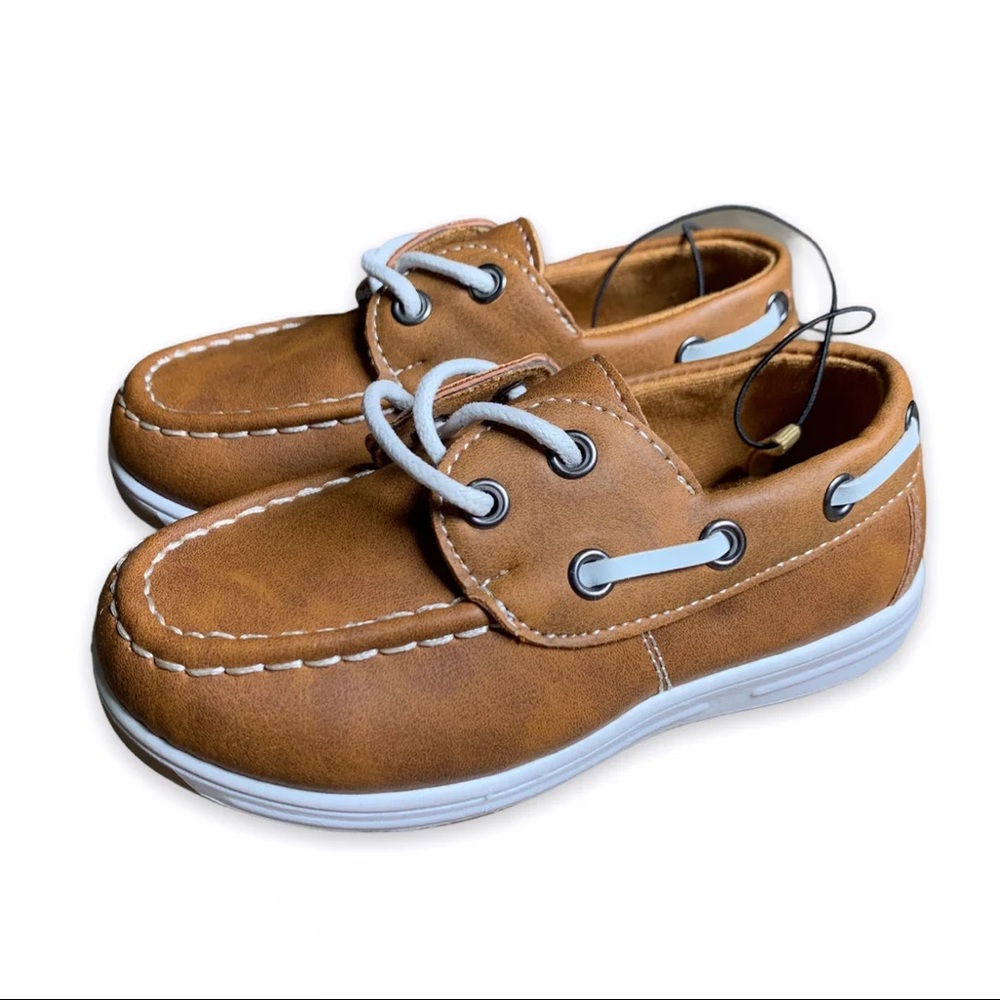 Kids boat shoes. Size 6.